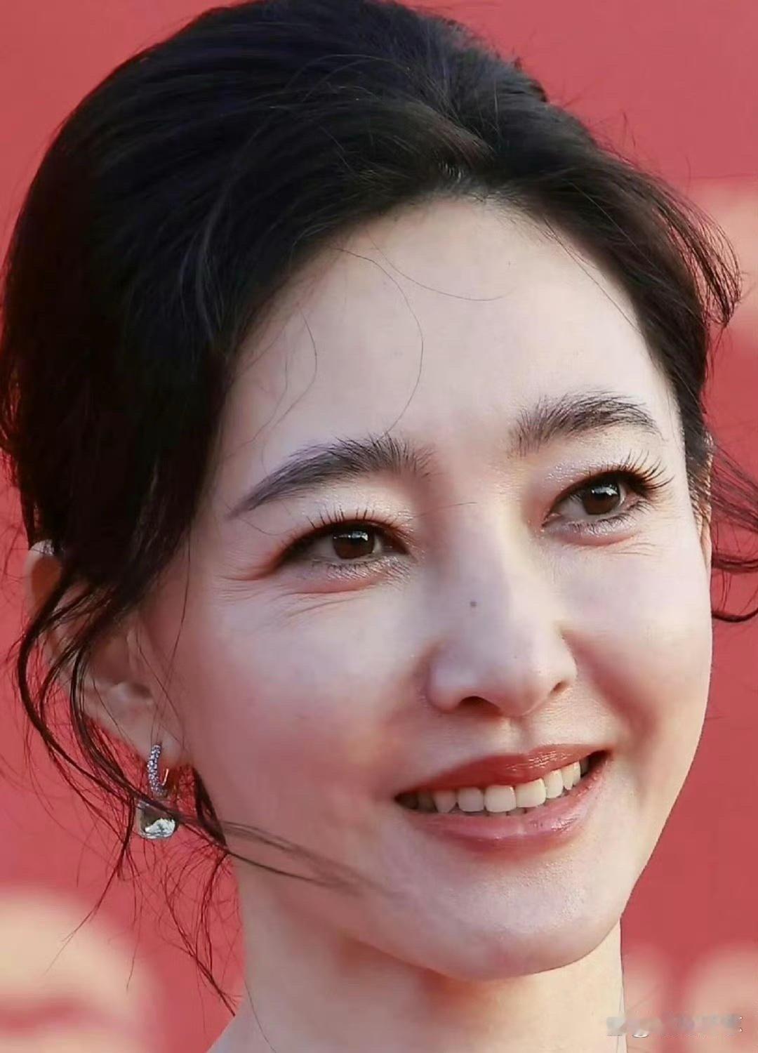 岁月从不饶人，却偏偏饶过了王丽坤，状态依旧惊艳，美得从容又高级。