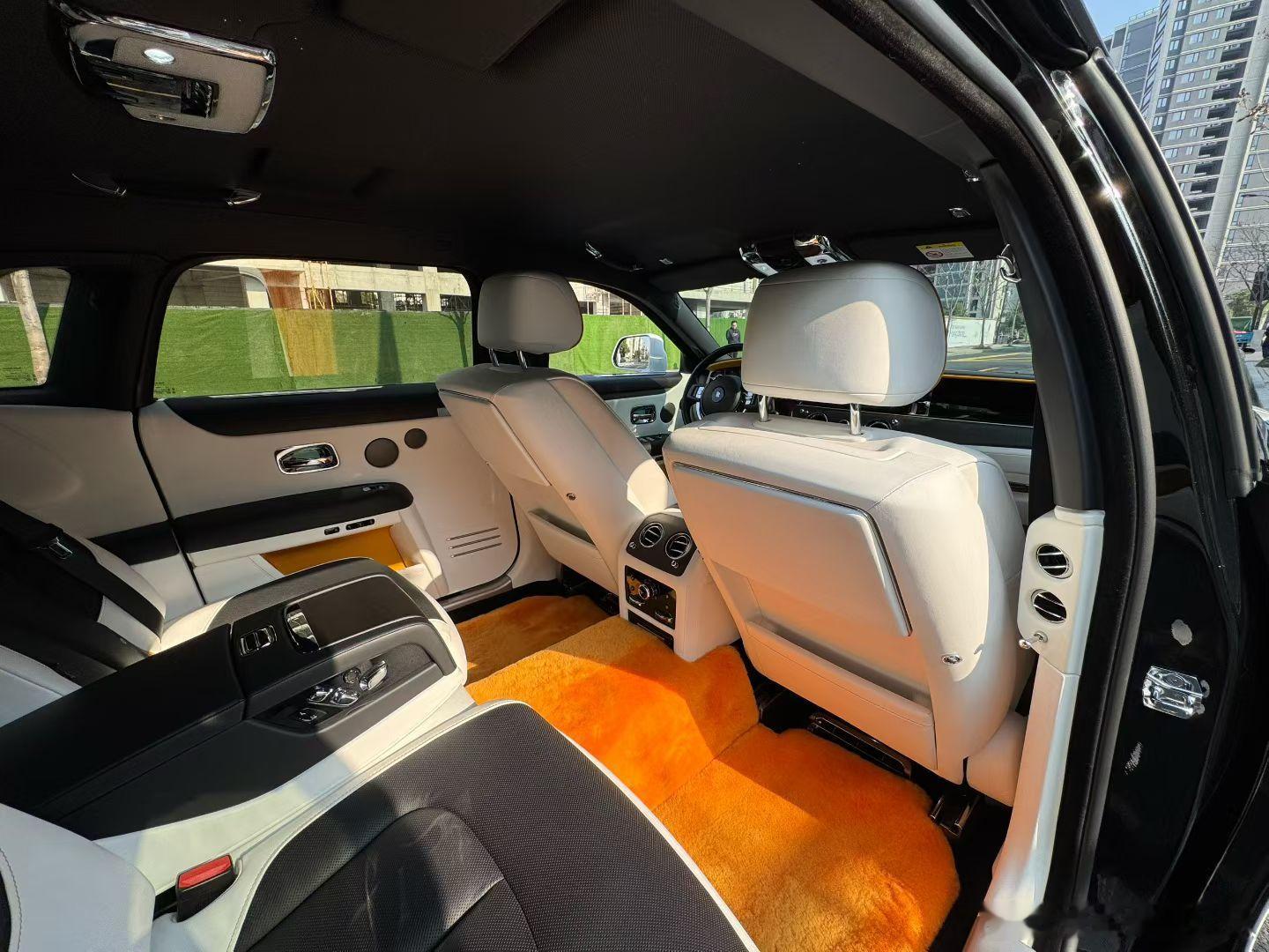 劳斯莱斯古思特加长，高定版配色，双拼内饰