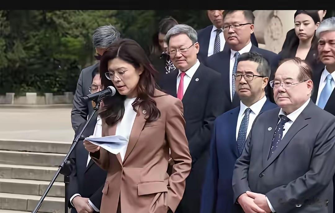 郑丽文大陆行，左手插兜比较引人注目她此行最大的看点，仍是坚持一