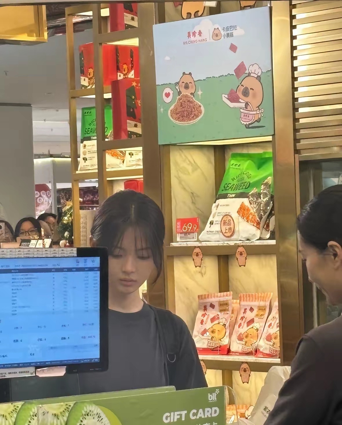 这素颜真的很顶完全就是当明星的料那么多人拍也不稀奇