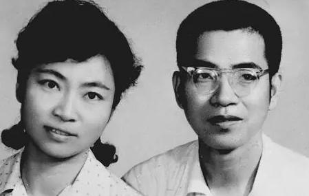 1977年，陈景润住院时，喜欢上了27岁女军医，没曾想鼓起勇气向女军医表白时，竟