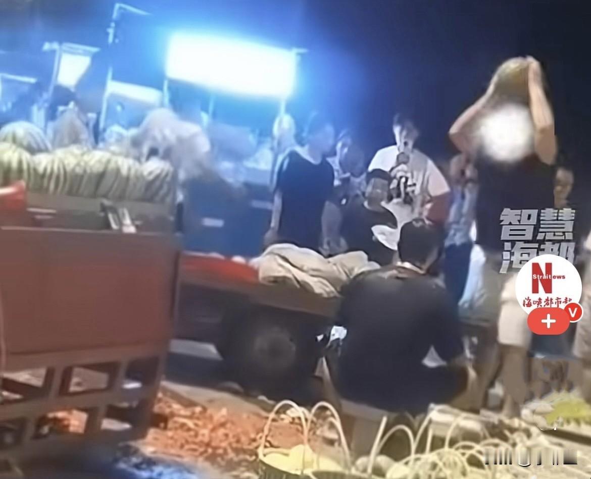 近日浙江宁波，一场买瓜小事，硬生生被一家人闹成恶性冲突……当晚，摆摊卖西瓜的摊