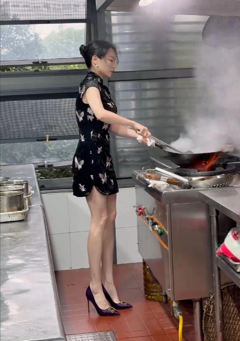 老板娘亲自下厨做饭，这看着就很有食欲，应该很好吃，期待！分享每日正能量[星星眼