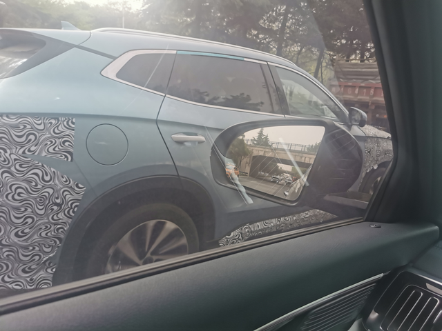 下班路上随手一拍下班路上开车21款宋plusdmi，看到了23新款dmi，21