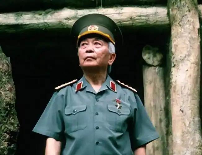 意大利记者法拉奇当年专访越南前防长武元甲。聊起往事，武元甲语气里满是自豪：蒙古铁