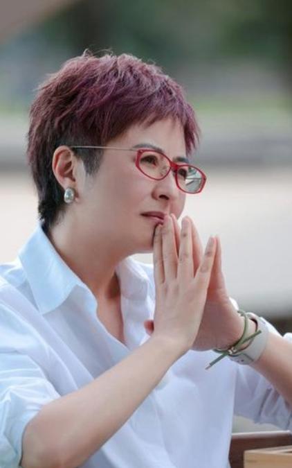 42岁的央视主持人张泉灵辞去工作后，趁着60岁的丈夫不注意，带着147万存款前往