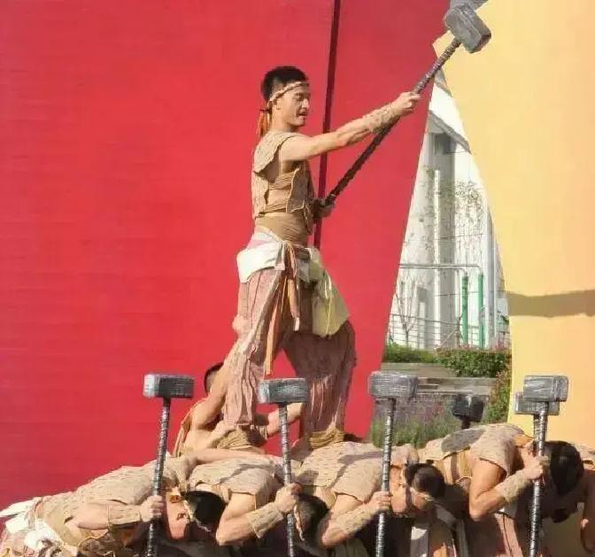 传统石屋建房成本高了20%！过去四川山里人盖房子，全靠本地石头和青瓦，就地取