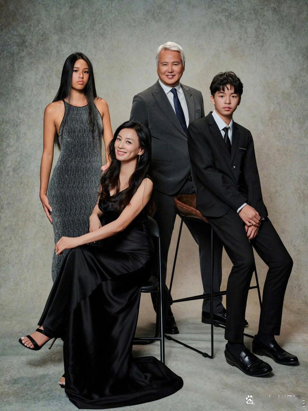 张庭一家四口拍摄全家福,65岁林瑞阳满头白发,面相好慈祥。他们的一对子女身材高挑