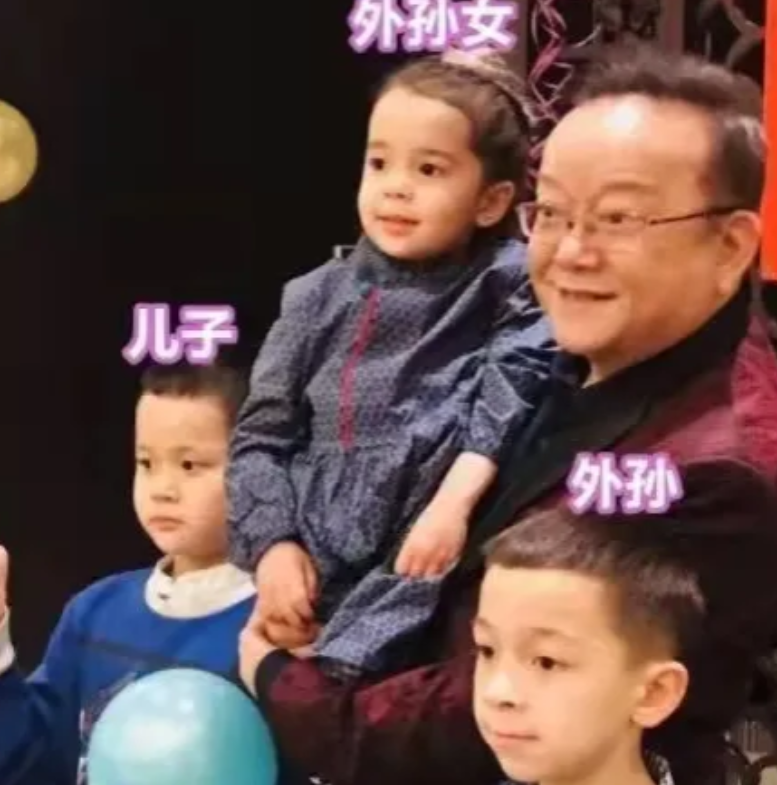 2006年，58岁的王刚娶了小20岁的女网友郑艳东，洞房当天他对老婆说：“咱们丁