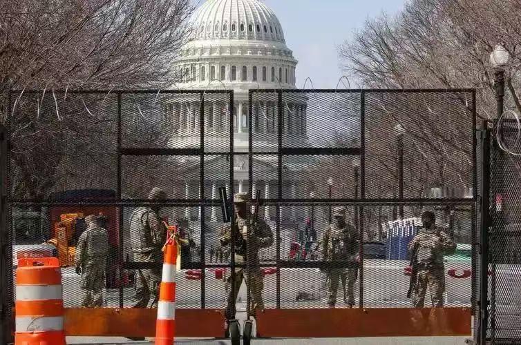 美军全世界第一，为什么美国没有出现军政府？原因很简单，美国大兵的工资都是国会拨款