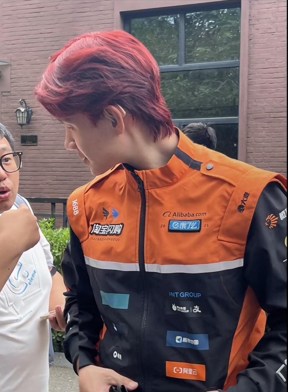 以后可能是赛车手给你送外卖了，新款骑手服，我昨天遇到还以为是机车党兼职[捂脸哭]这