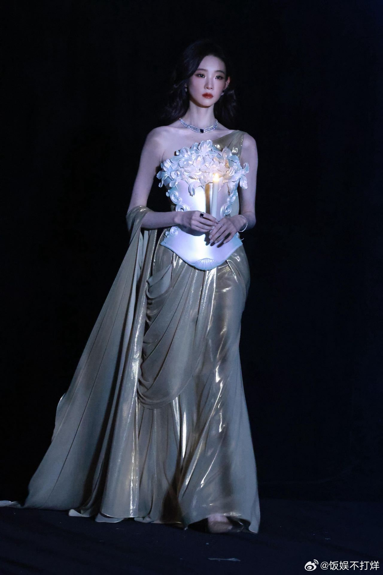 张艺凡从油画里走出的神女我宣布张艺凡就是内娱神女天花板！从油画里翩跹而来，造型圣