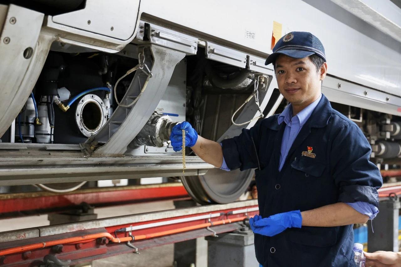 近日，一则暖心新闻在全网传开：香港西九龙开往南宁东的G928次复兴号列车上，旅客