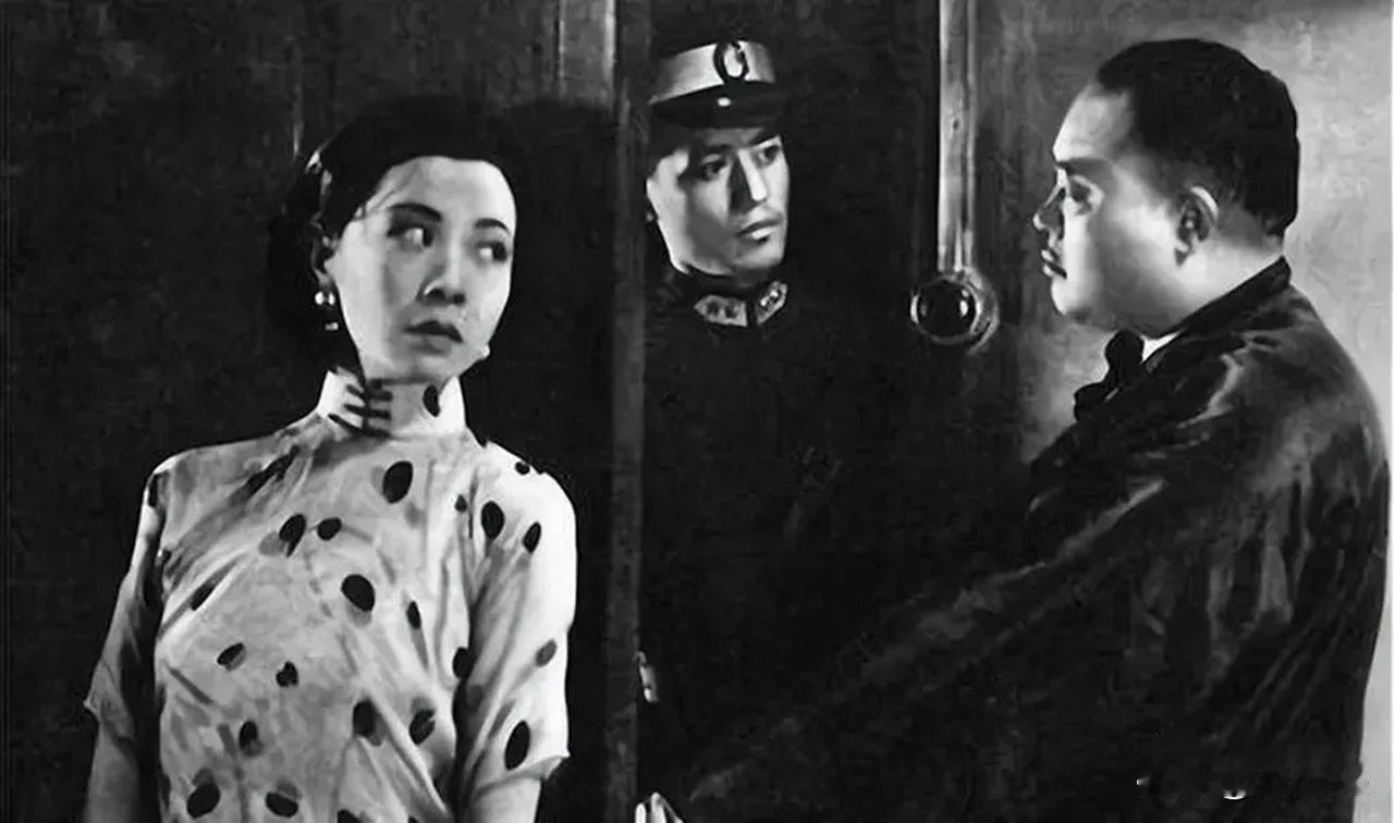 1986年，吉林的冯秀英准备给自己的外公、外婆迁坟。然而，在迁坟的过程中，她发现