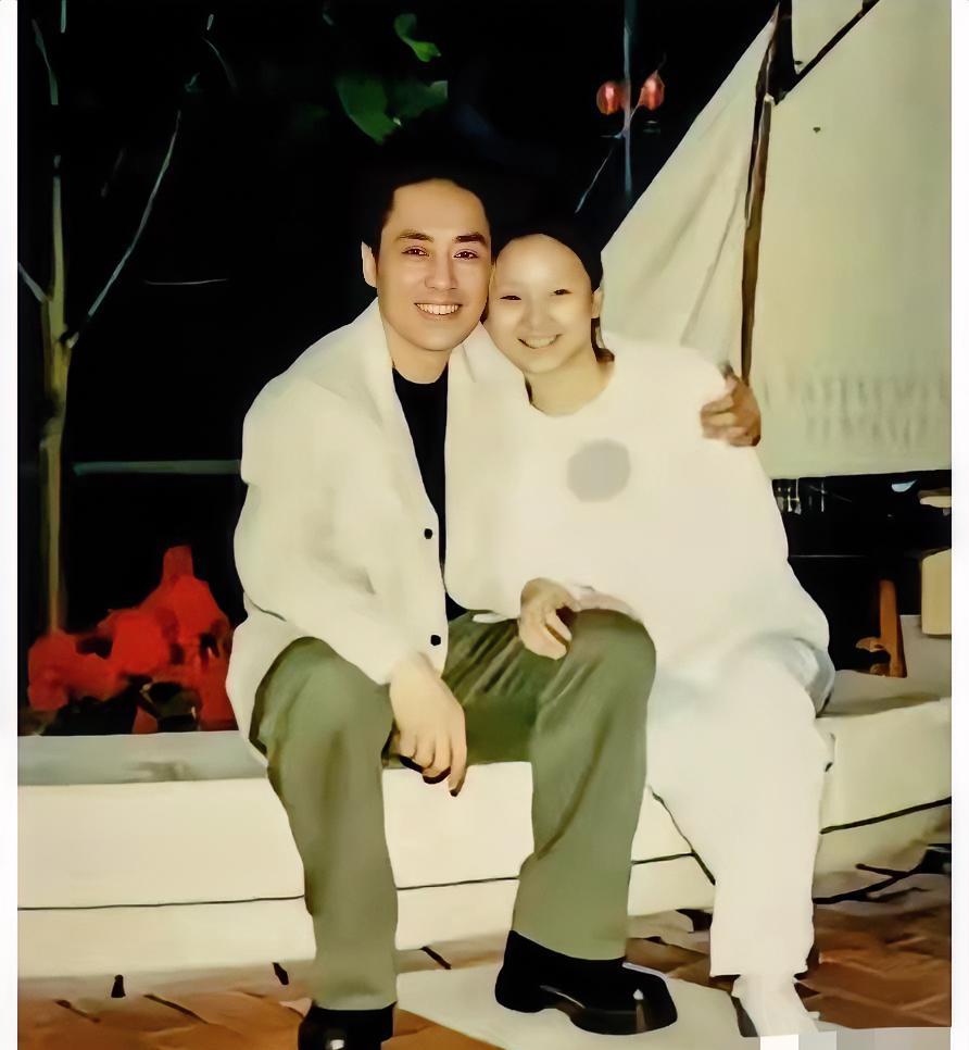 49岁导演，18岁演员，秘密生下三子隐藏13年。1999年选角，他穿白外套，紧