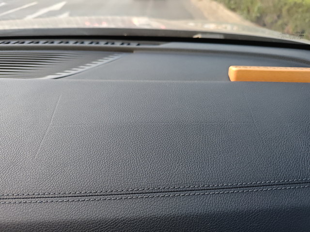 副驾驶中控台安全气囊位置凸起你们有这种情况吗？原来一点痕迹也没有，车平常在车库