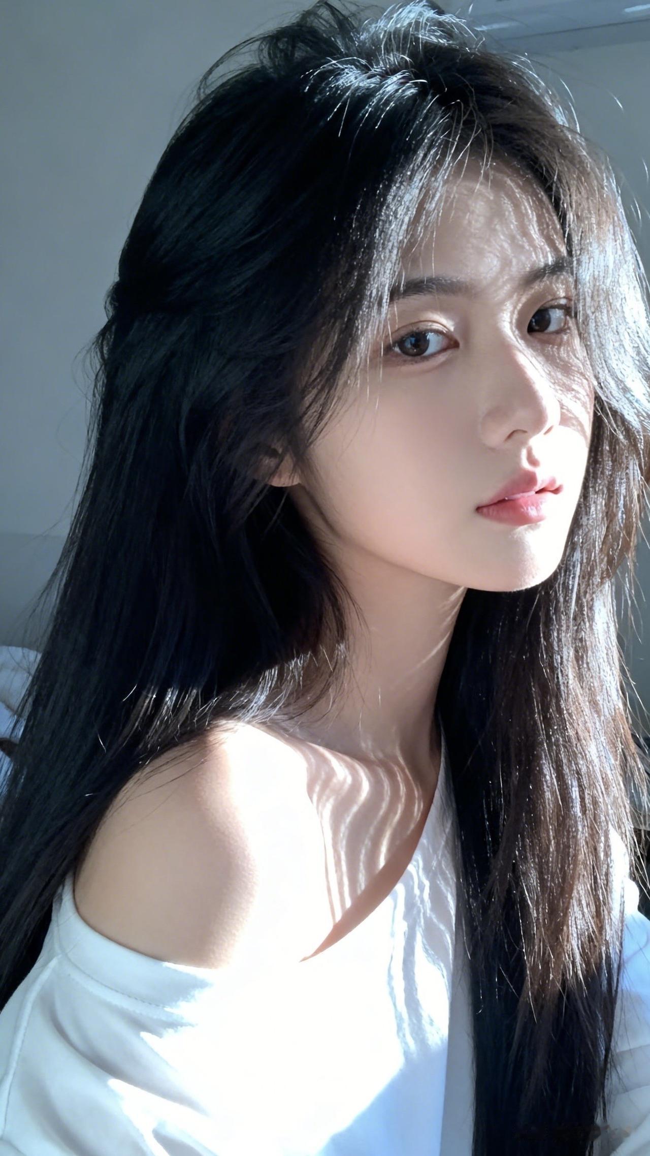 晨光携柔踏梦来，牡丹彩蝶画中开。万物垂枝凝玉露，村花红颜映窗苔。