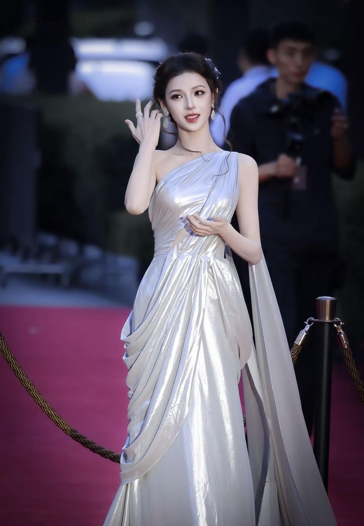 张予曦的美从来都很有说服力，一袭银白礼服，把优雅与清冷平衡得刚刚好[比心]娱乐明