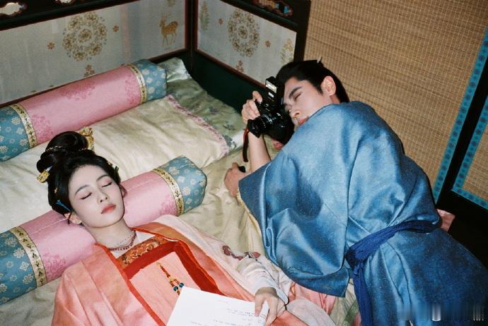 《莫离》片场花絮氛围感拉满，同框反差感直接戳中观众。片场休息间隙白鹿卸下疲惫闭目