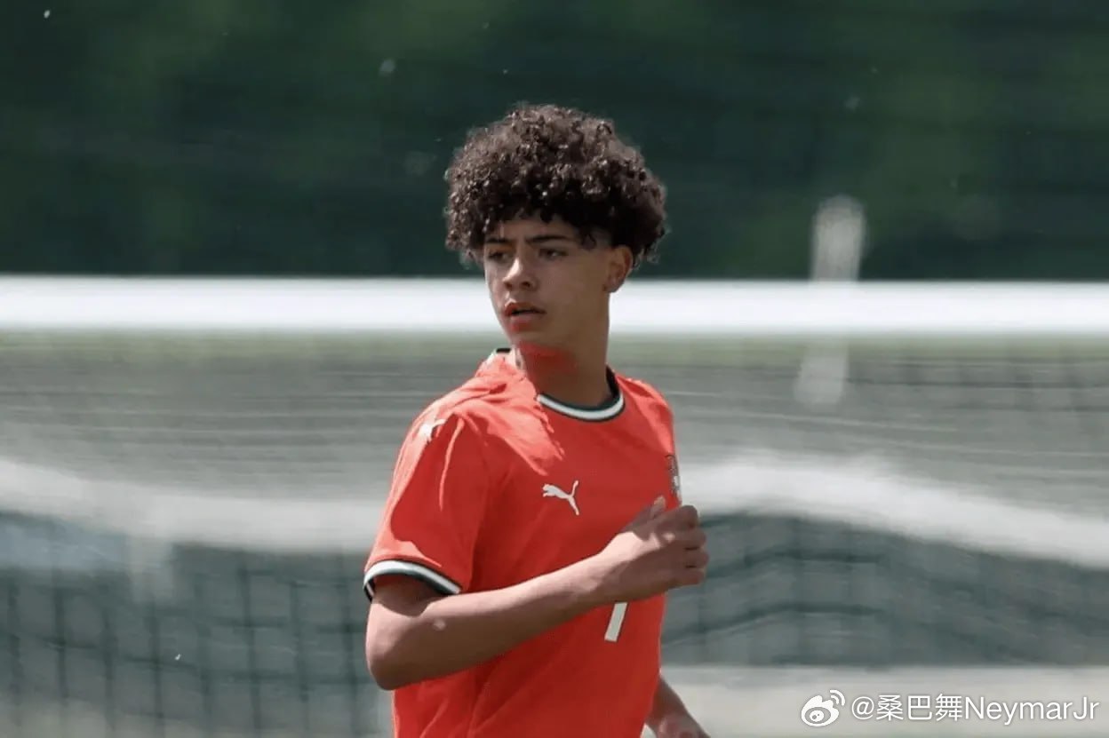 葡萄牙球星C罗长子迷你罗于周二现身皇马青训营，与U16梯队合练，正式接受俱乐部考