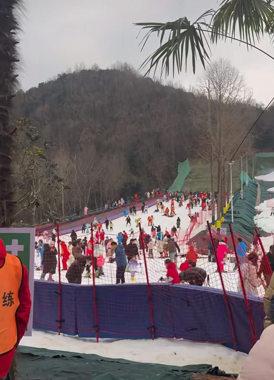 浙江湖州，网友发视频吐槽:长兴滑雪场，真的有够坑人的……综合评论区的反馈，大概