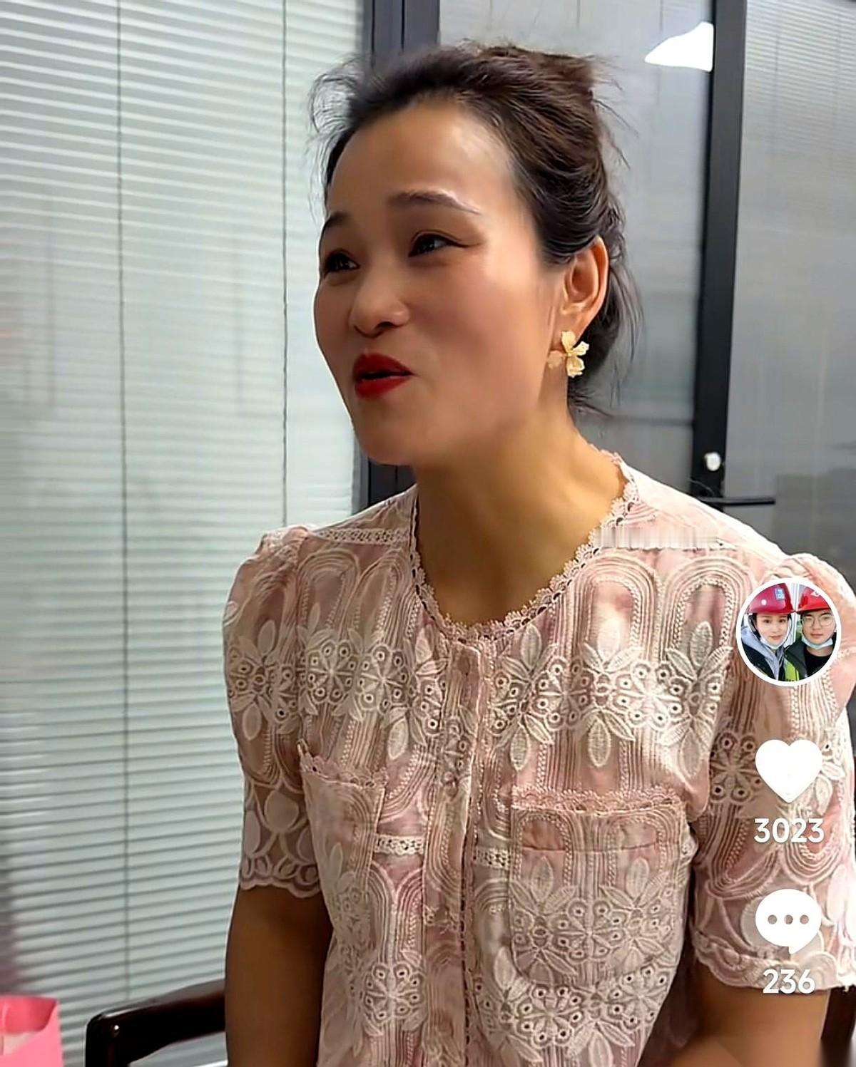 网红萌萌断更了好几天，评论区里，杨姨那几句话像滚油一样炸开了锅，全在猜她是不是“
