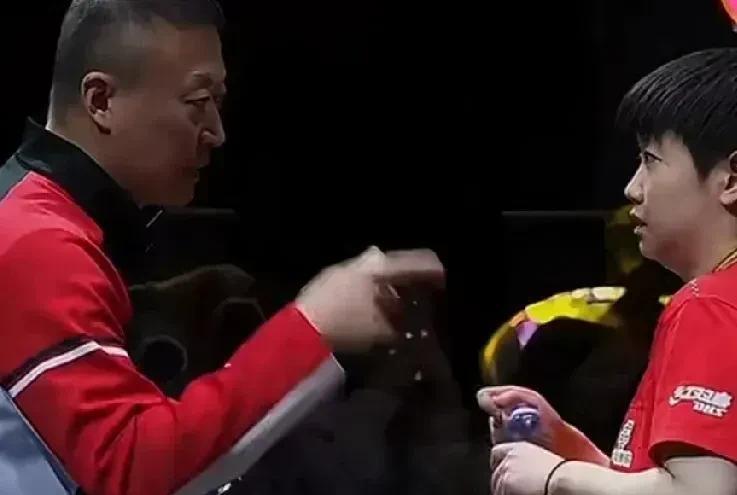 马林教练给莎莎讲解战术时，莎莎叫教练先把瓶先拧开。被莎莎“先拧盖儿”这句话笑晕！