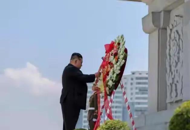 2025年7月26日，朝鲜领导人金正恩在中朝友谊塔前郑重表态。强调永志不忘志愿