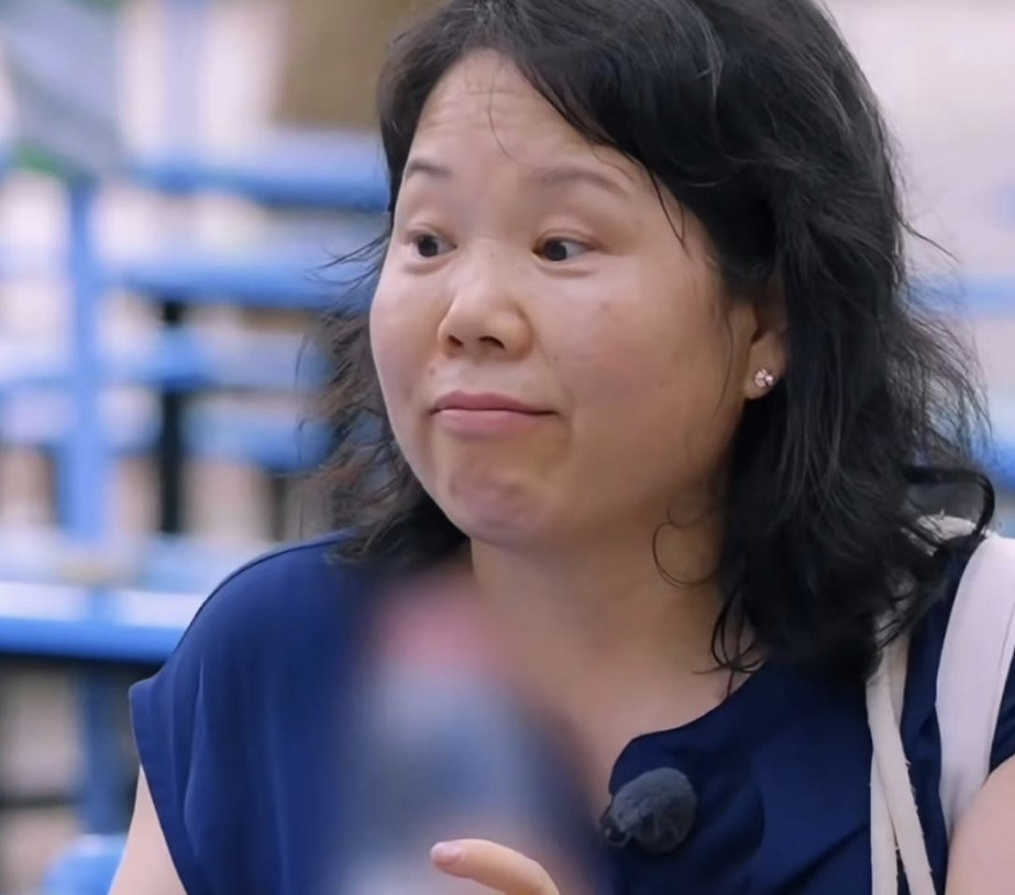 张家齐的妈妈肖英杰在综艺《我家那闺女》里的神态和表达，之所以让很多观众，尤其是做社区工作、经常处理人