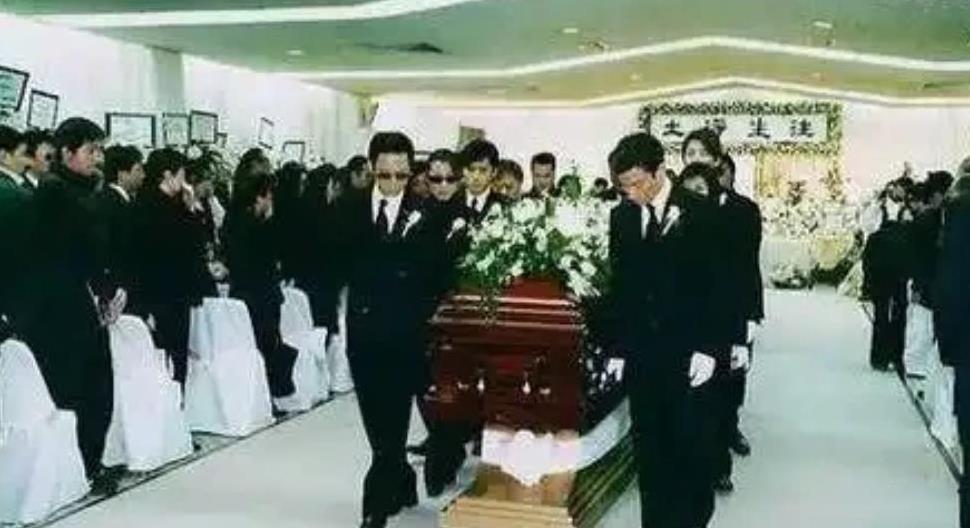 2003年，梅艳芳去世后不久，他的主治医师在一次采访中透露，其实梅艳芳的病完全是
