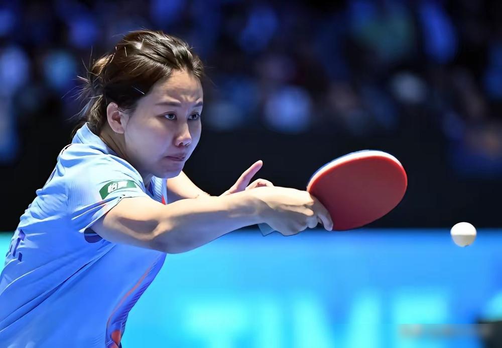 决胜局最后一个球砸停，陈熠输了。定格在2比3。她连拍子都没摔。她弯腰抠起地上