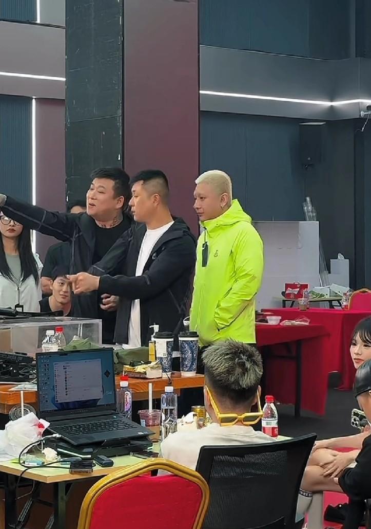 李四替老葛抱不平。“欠多少钱，给我卡号”，主动站出来替王某人还债的天津李四聊到