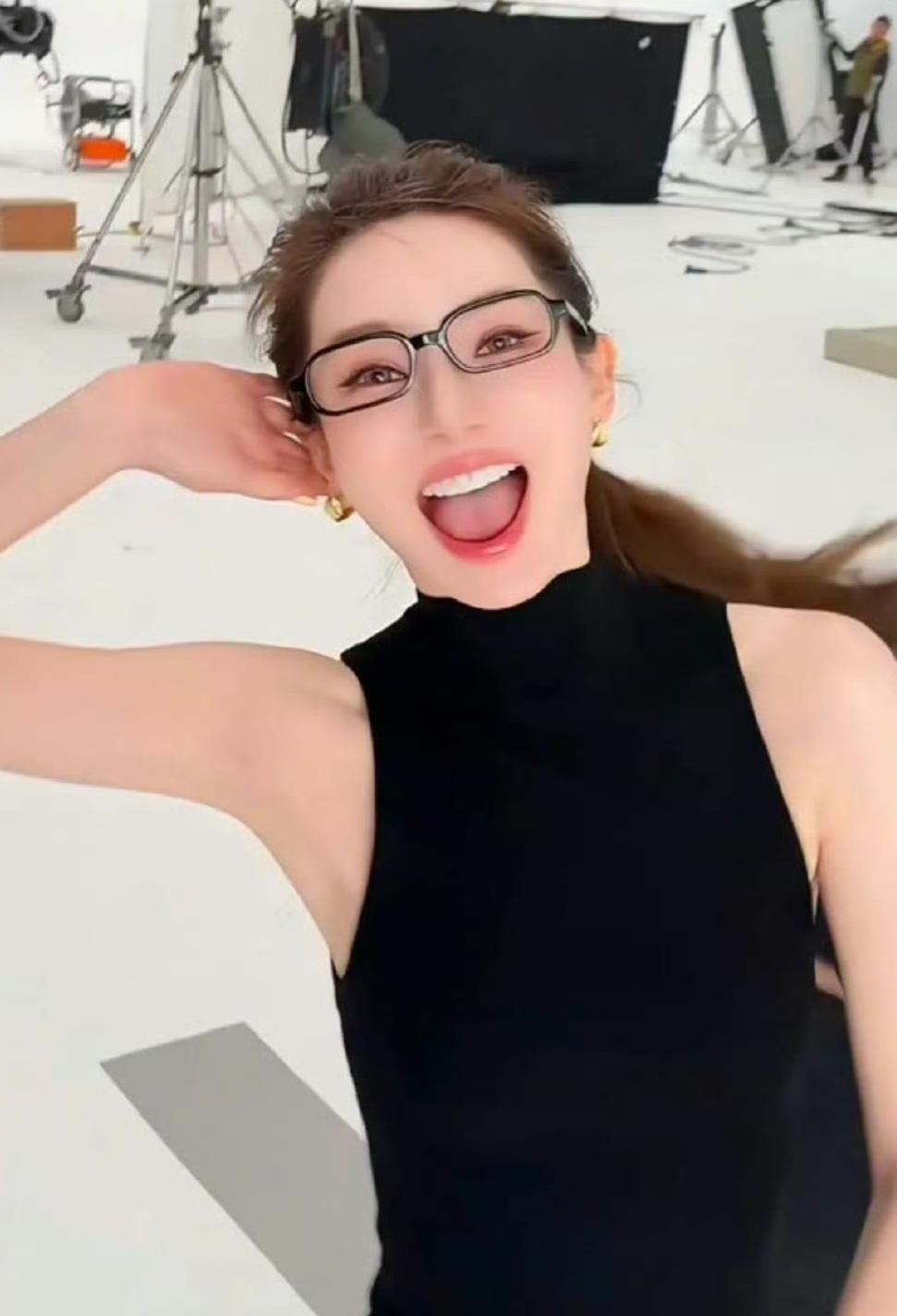 天啊，这居然是戚薇!第一眼看还以为是金晨呢!现在的女明星为啥都长得人山人海的？根