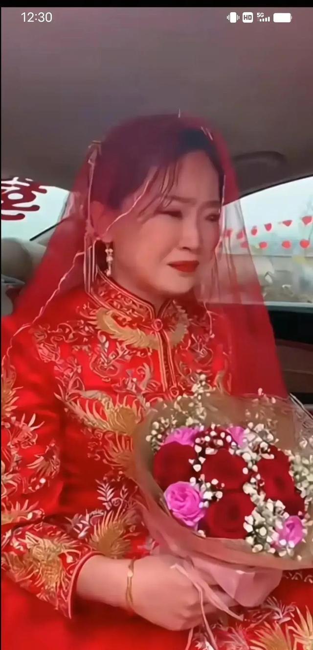 脸都不要了！河南商丘一场婚礼，婚车停在小区门口，新娘穿着婚纱坐车里。男方迎亲队伍