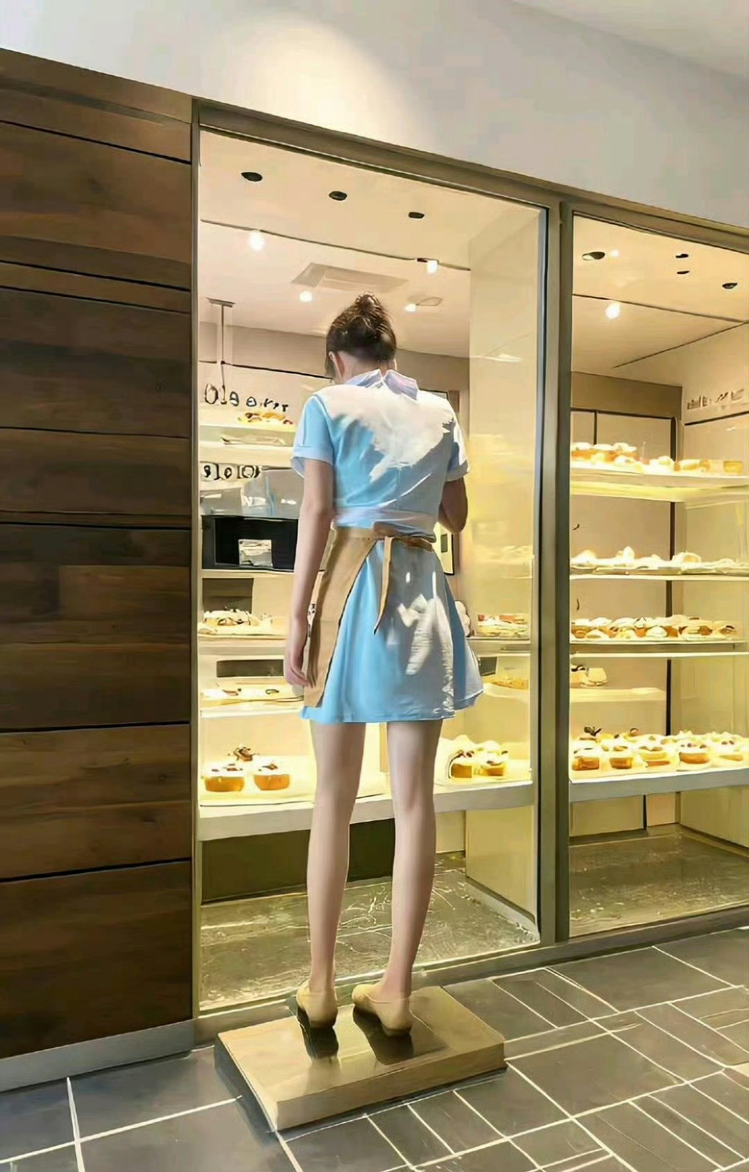 卖小蛋糕这么挣钱的吗，好利来服务员小姐姐……都这么漂亮​​​