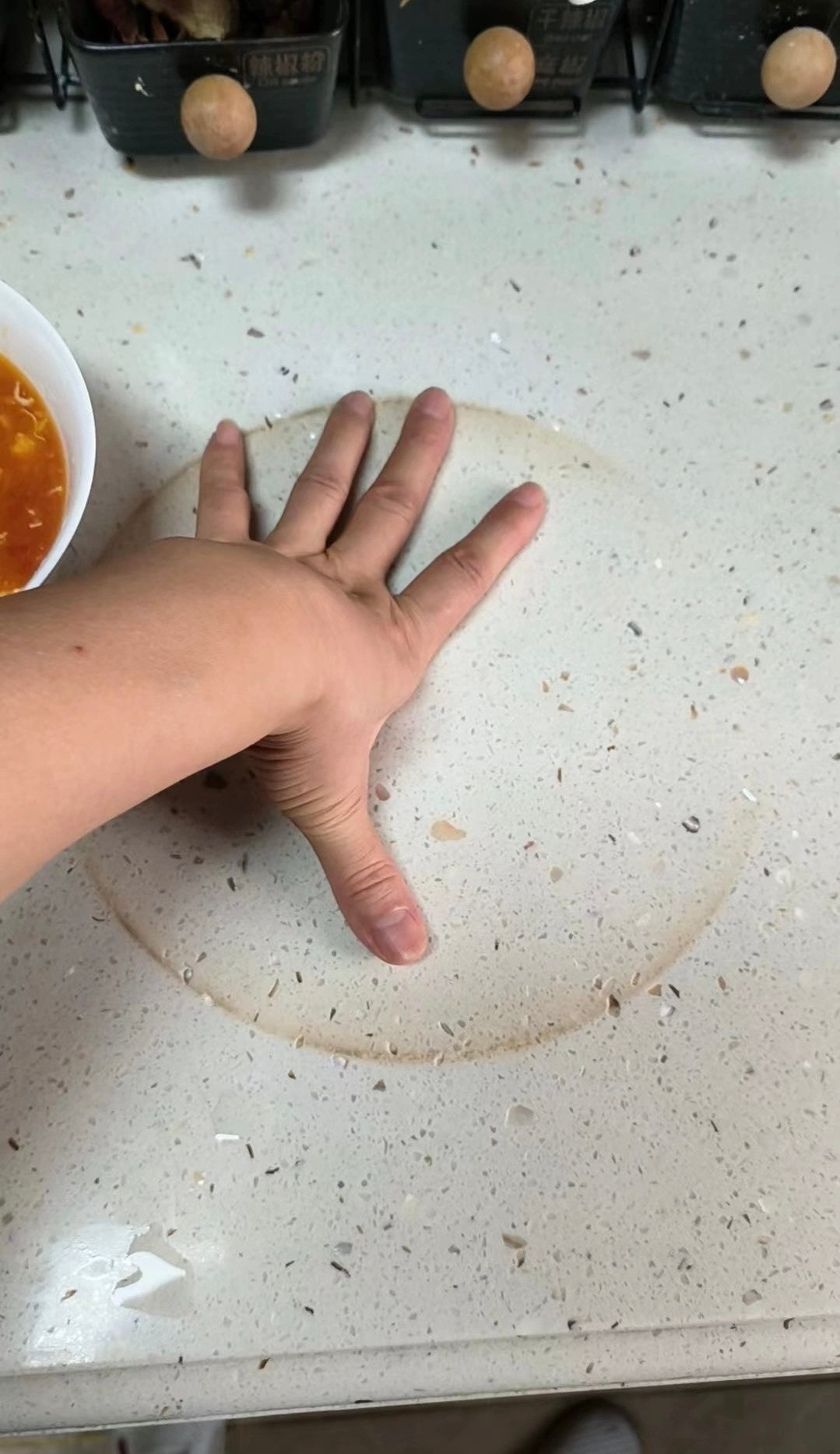 月嫂做饭烫坏了大理石，该怎么赔偿！！！​​​