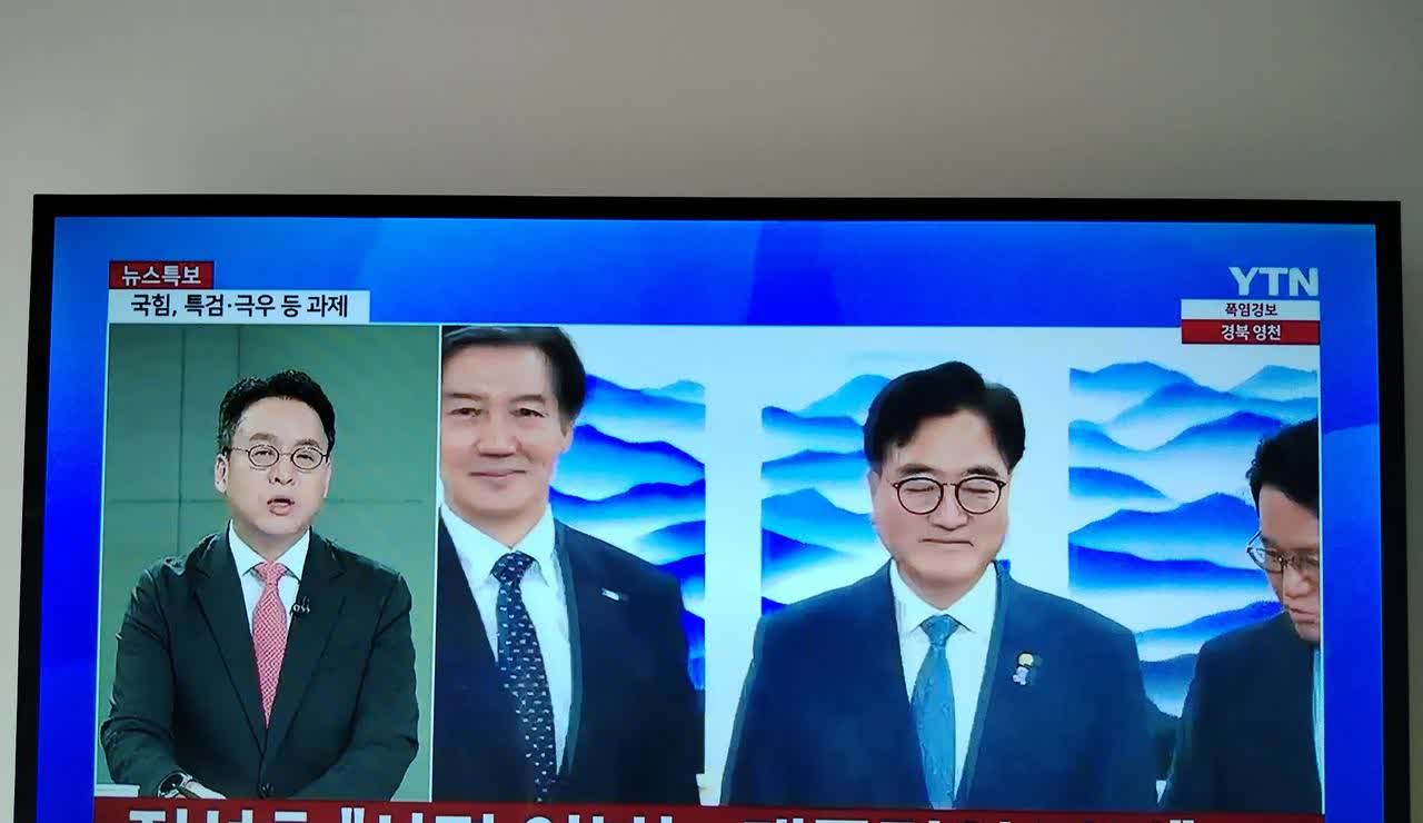 韩国国会议长禹元植今天到首尔拘留所会见了曹国。随着8月15日日本投降纪念日的