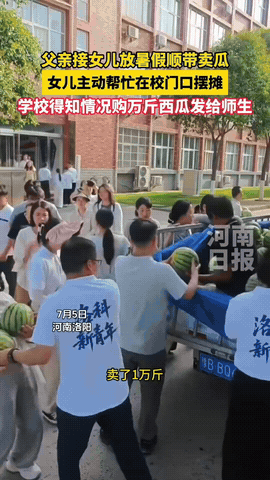 河南开封，一位瓜农拉了一车西瓜，到洛阳科技职业学院接女儿回家。没想到，女儿看见满