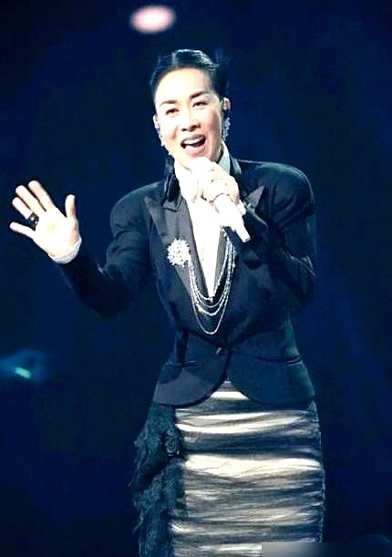 “给我朋友留两张票。”宋佳刚开口，那英连磕巴都没打，直接把话堵死了。她没扯“我看看情况”、“到时候再