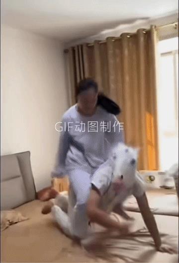 夫妻俩玩骑马的游戏玩的正欢时，丈夫的姐姐进来了，弟媳不好意思的离开了。弟弟还认