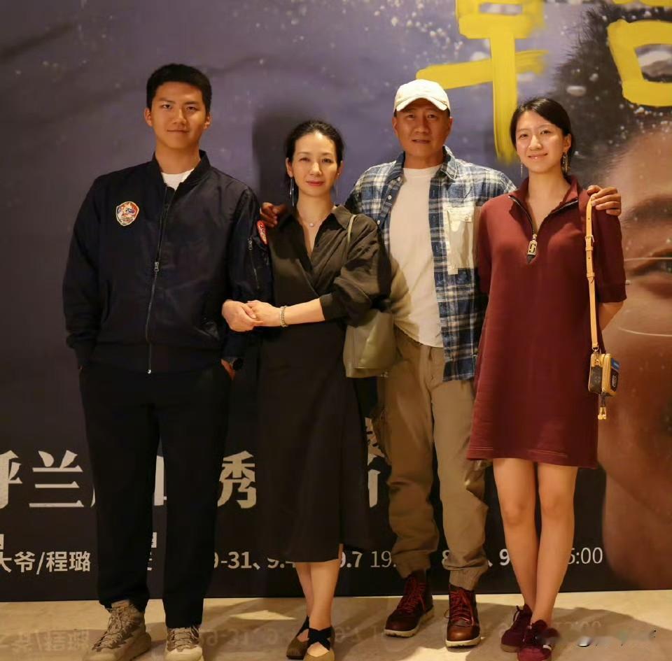 胡军一家四口同框，他老婆卢芳气质太美了，胡军女儿胡悦稼和他老婆像两姐妹，他儿子胡