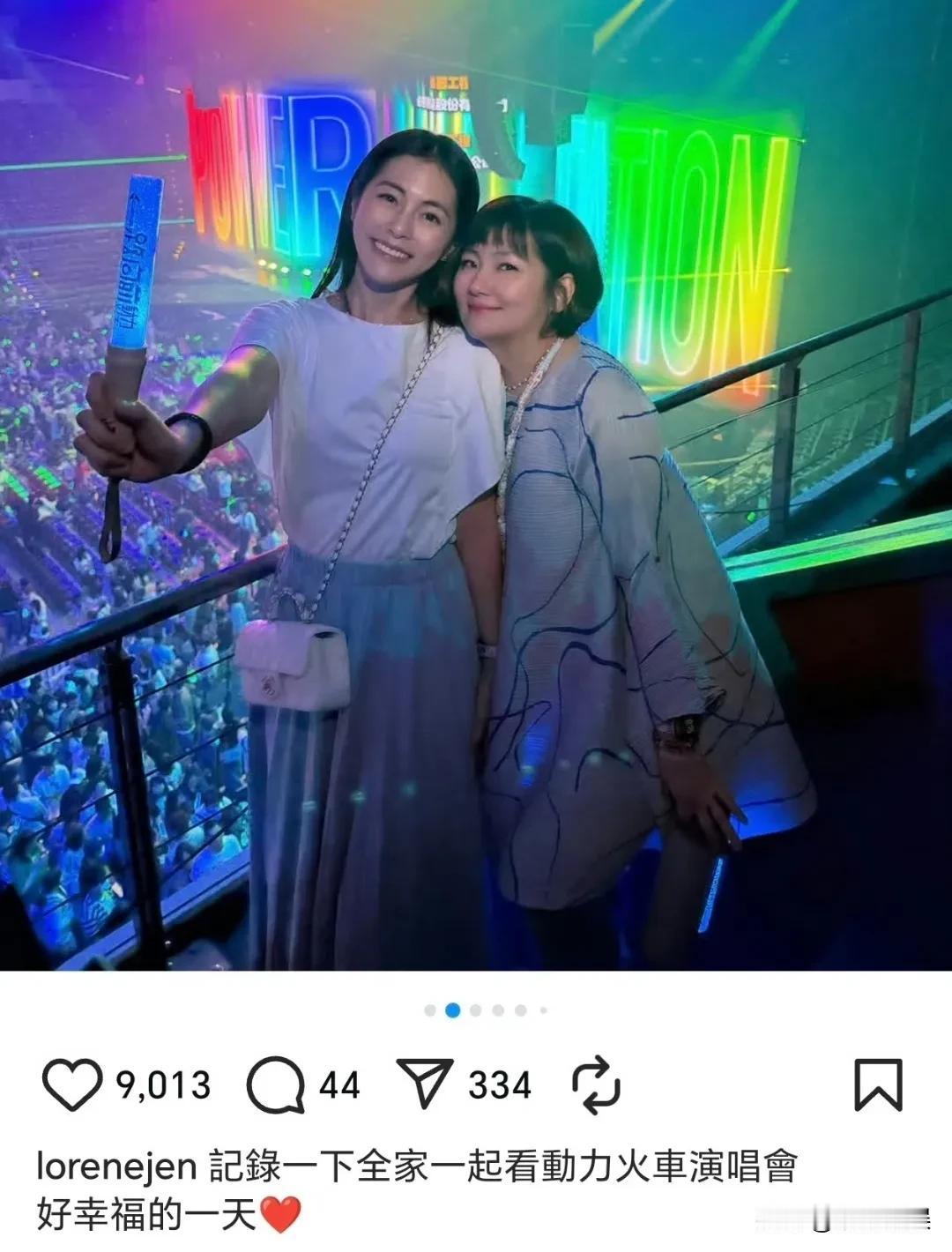 任家萱带着儿子小腰果，一起看“动力火车”的演唱会，小宝贝三岁了，看起来个子好高啊