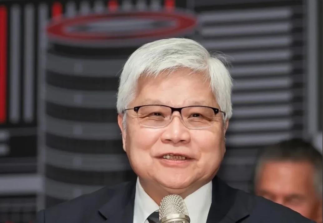 “你们那些机器人，翻跟头、练武术，看着热闹。但95%的机器人大脑，可都是从我们台