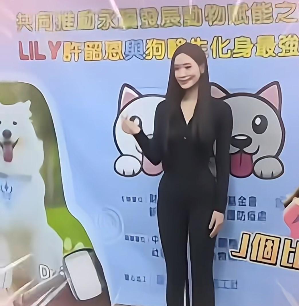 小s二女儿lily继疑似穿大s鞋子被曝后首露面，一身黑色瑜伽服尽显好身材，整个人