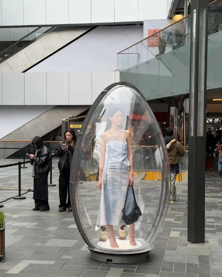 每个透明罩子里都站着一位模特，据说在里面待一天给4000