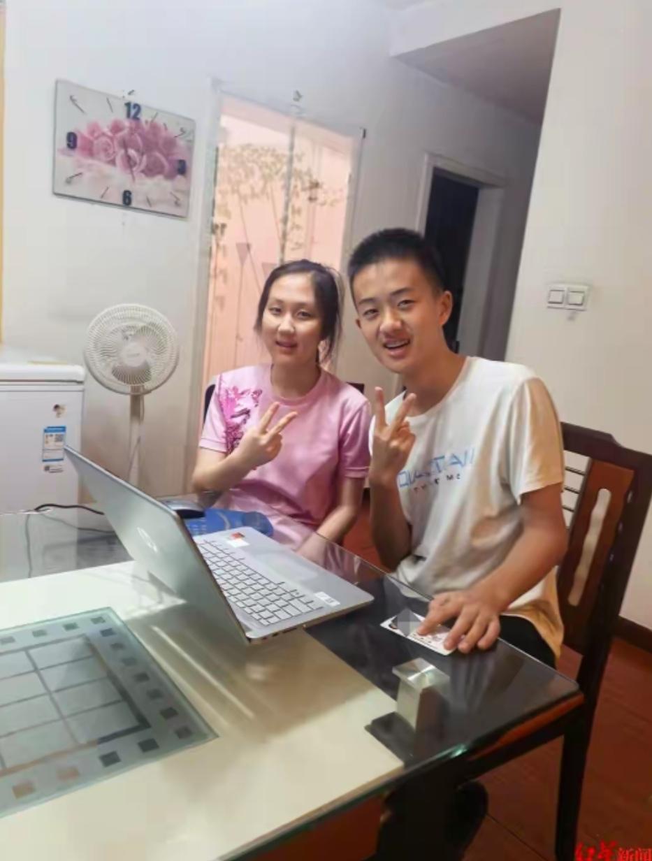 看到妹妹753分的耀眼成绩，再看看自己“不显分”的电脑屏幕，换作一般孩子，恐怕早