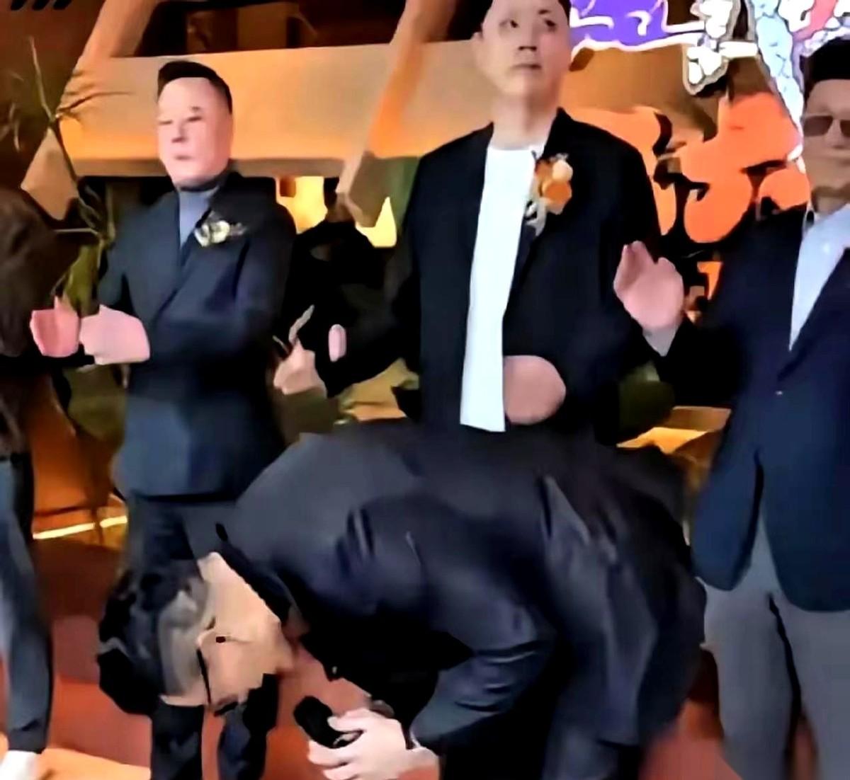 聊聊汪公子那事儿。他那一通操作，又是直播又是喊话，最后扑通一下，以为能感动谁。