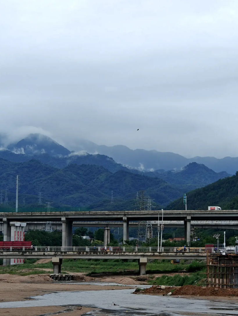 你知道宝鸡人为啥不爱去西安吗？宝鸡跟西安比城市的繁华程度，那确实是比不上，可要
