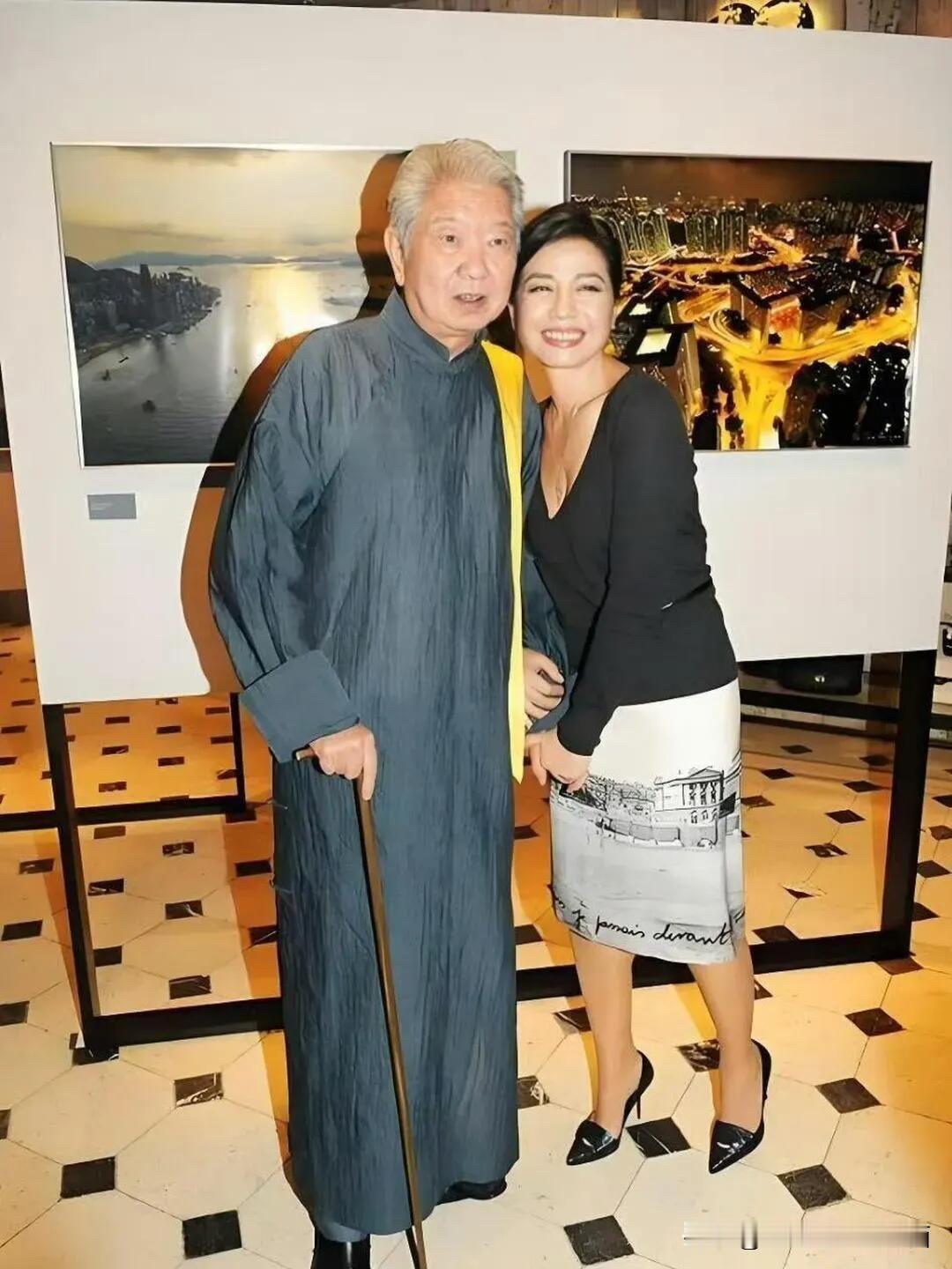 这是前些年蔡澜和一位女明星的同框合影，你知道挽着蔡澜胳膊的这一位女明星是谁吗？她