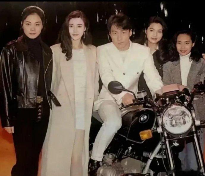 怪不得说李嘉欣不上镜美人真是在一群美女里更突出王菲站在李嘉欣旁边都成了傻大个